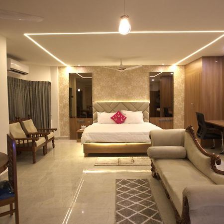 Hotel Tamilnadu, Kancheepuram Buitenkant foto