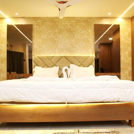 Hotel Tamilnadu, Kancheepuram Buitenkant foto